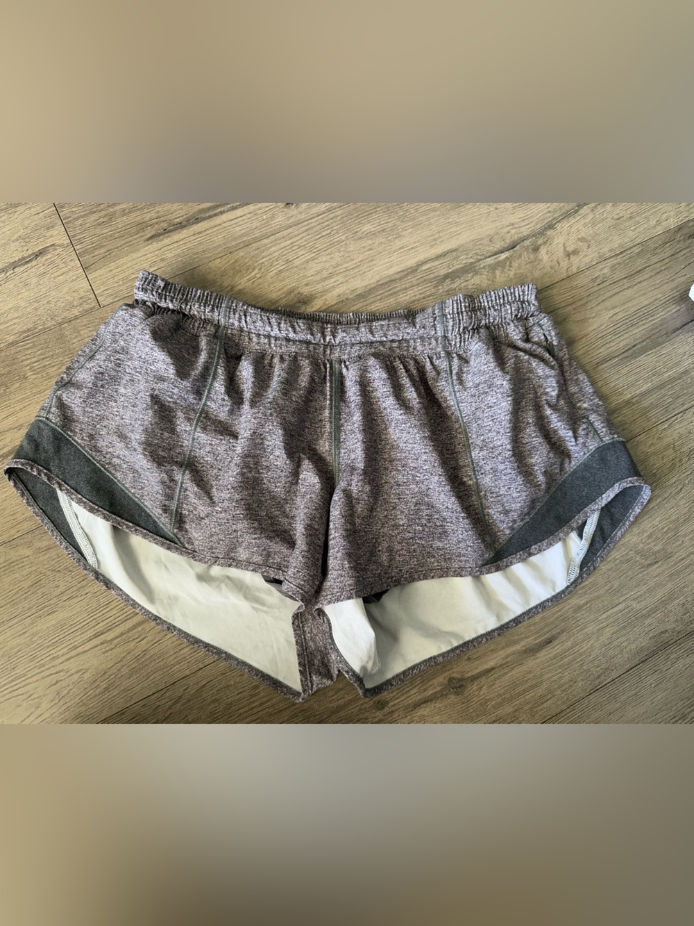 Lululemon Hotty Hot Short II *2.5"
Heather Lux Multi Black / Heathered Black
